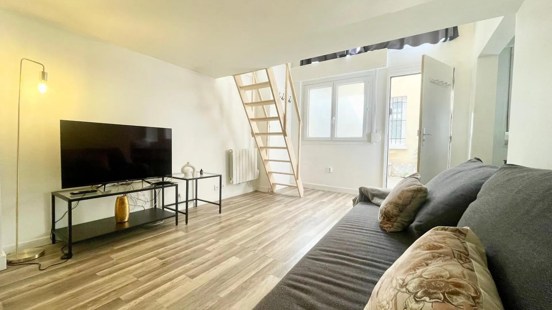 Homely & Charming Parisian Duplex - Near Marais France