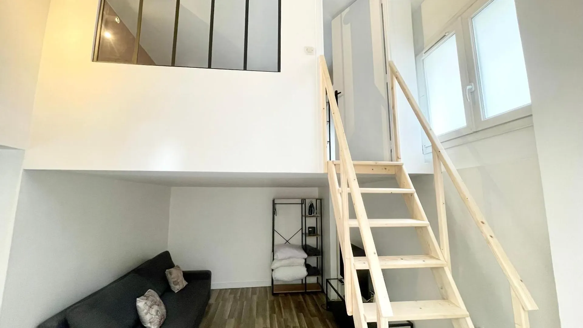 Homely & Charming Parisian Duplex - Near Marais Appartement Parijs