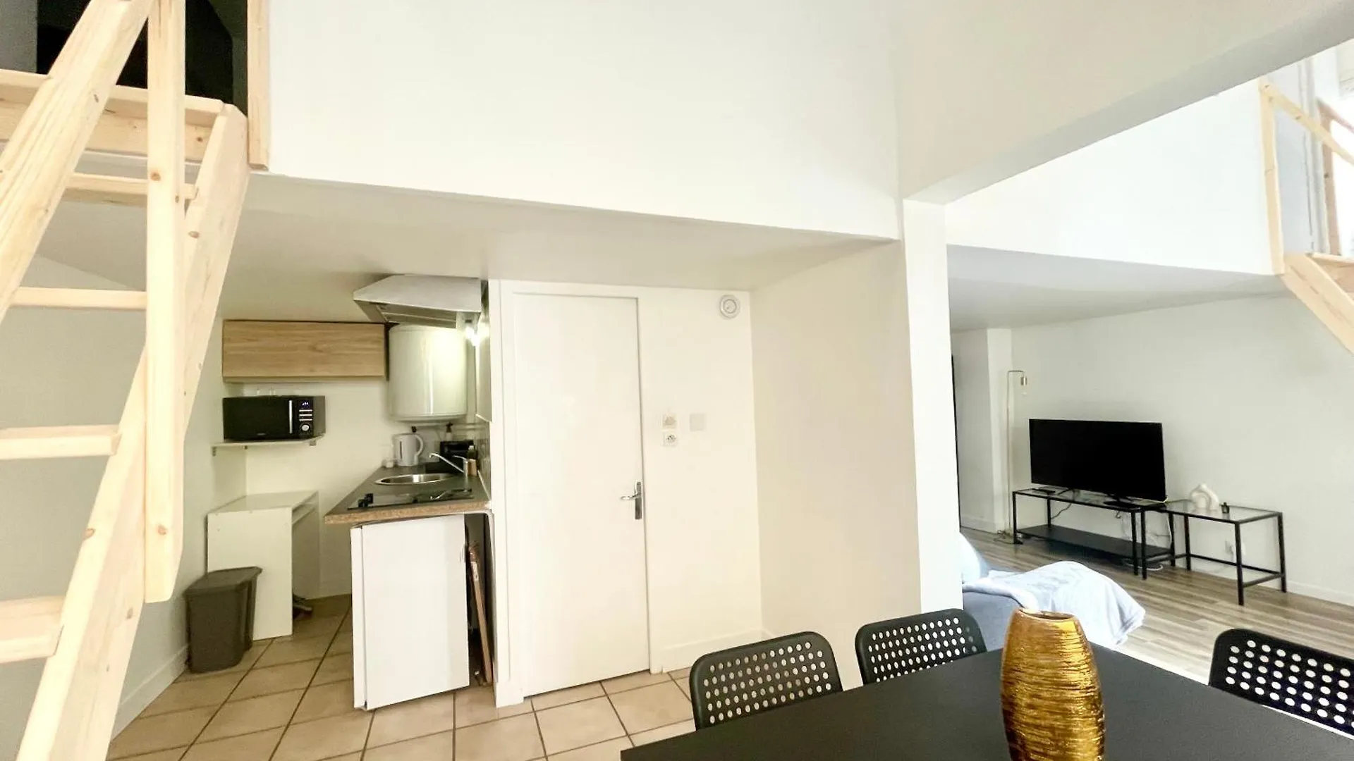 Homely & Charming Parisian Duplex - Near Marais 0*, Parijs Frankrijk